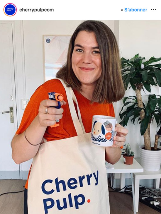 photo d'une employée cherry pulp avec un sac de goodies
